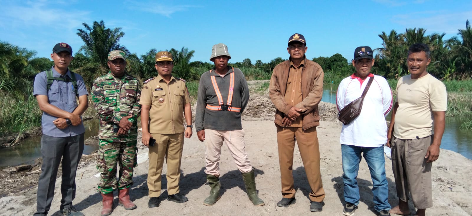 Camat teluk Dalam monitoring proyek pembangunan tanggul di dusun VIII teluk Dalam
