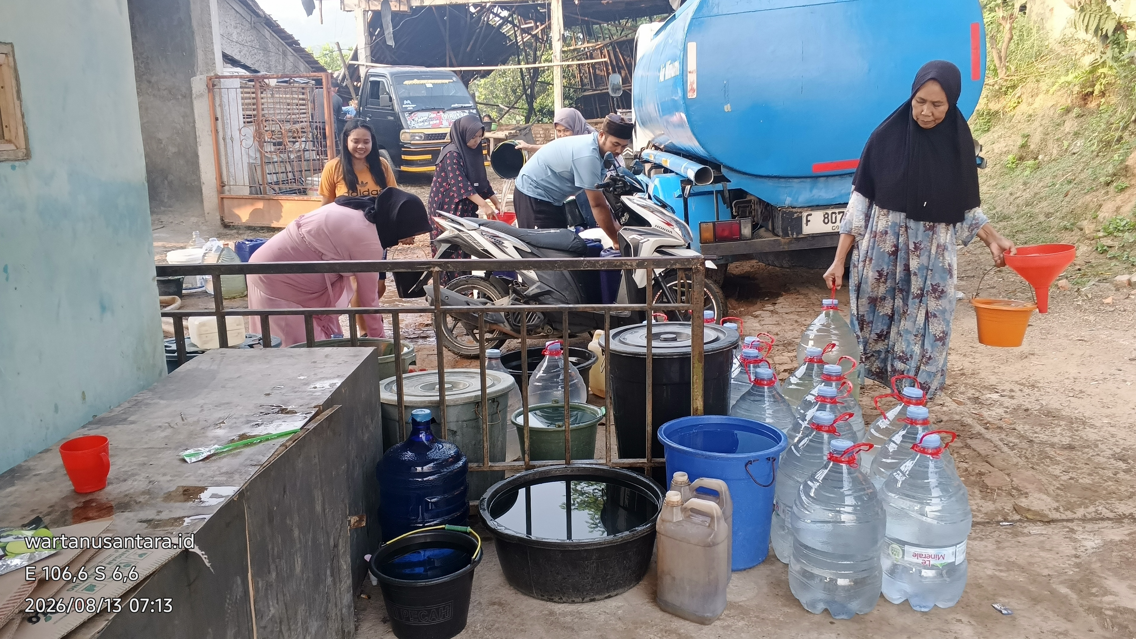 Distribusi air bersih di bogor, warga sukarakyat antre truk tangki akibat kekeringan