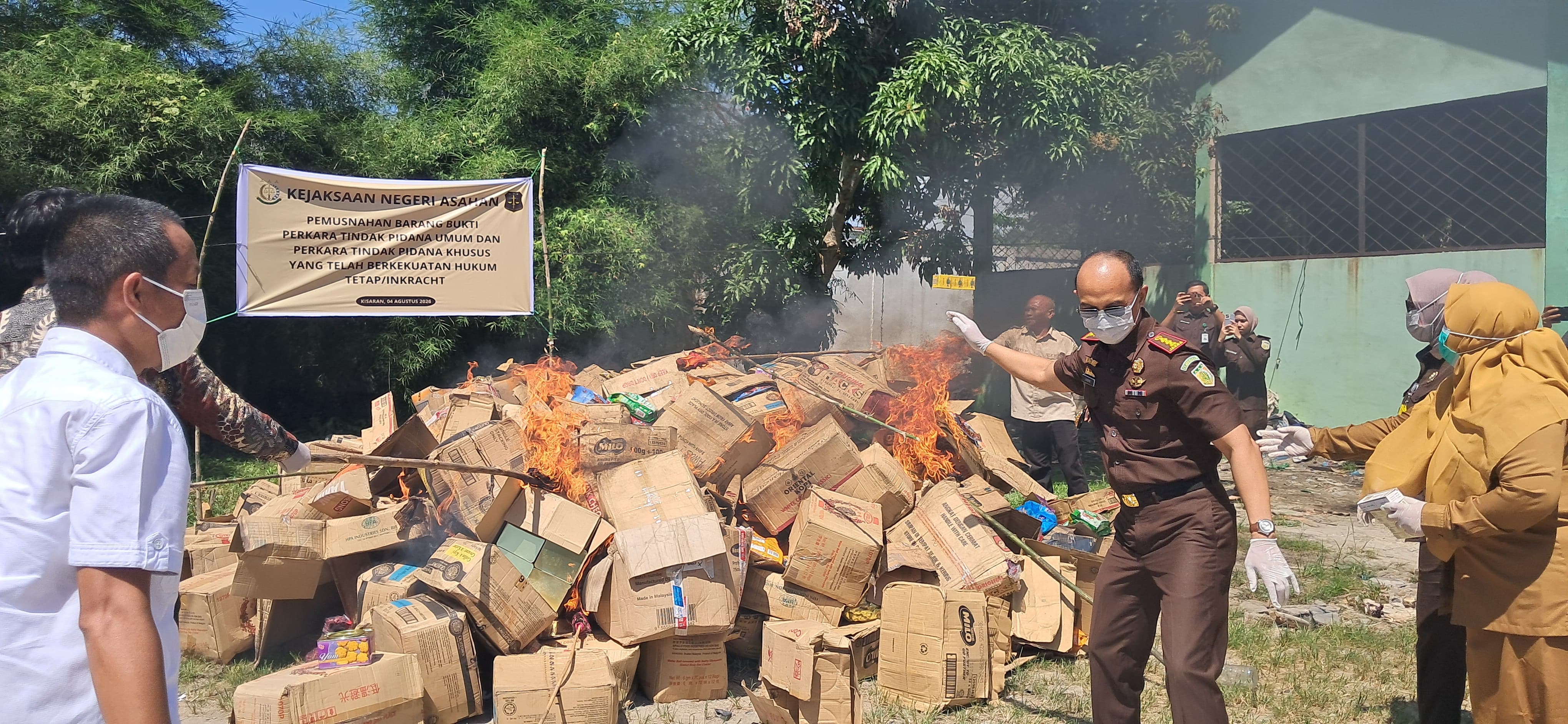 Kejari asahan musnahkan 120 barang bukti inkracht