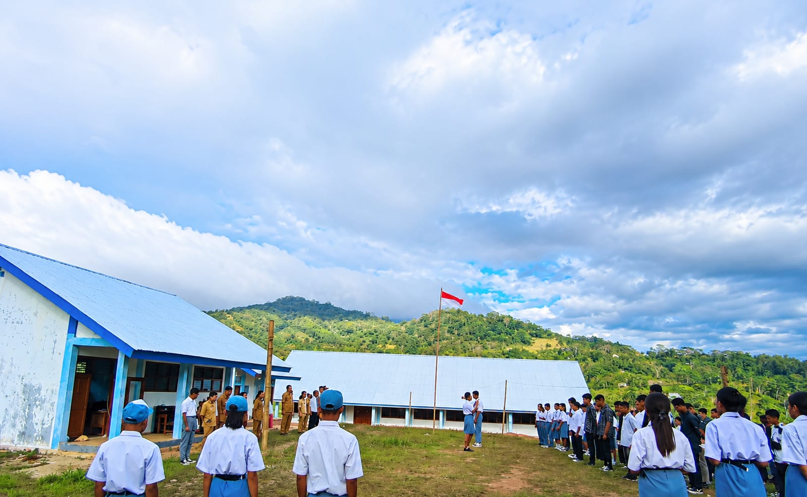 Buka Kegiatan MPLS. Kepala  SMKN 1 Rahong Utara Tekankan komitmen sekolah Melahirkan Generasi Unggul.