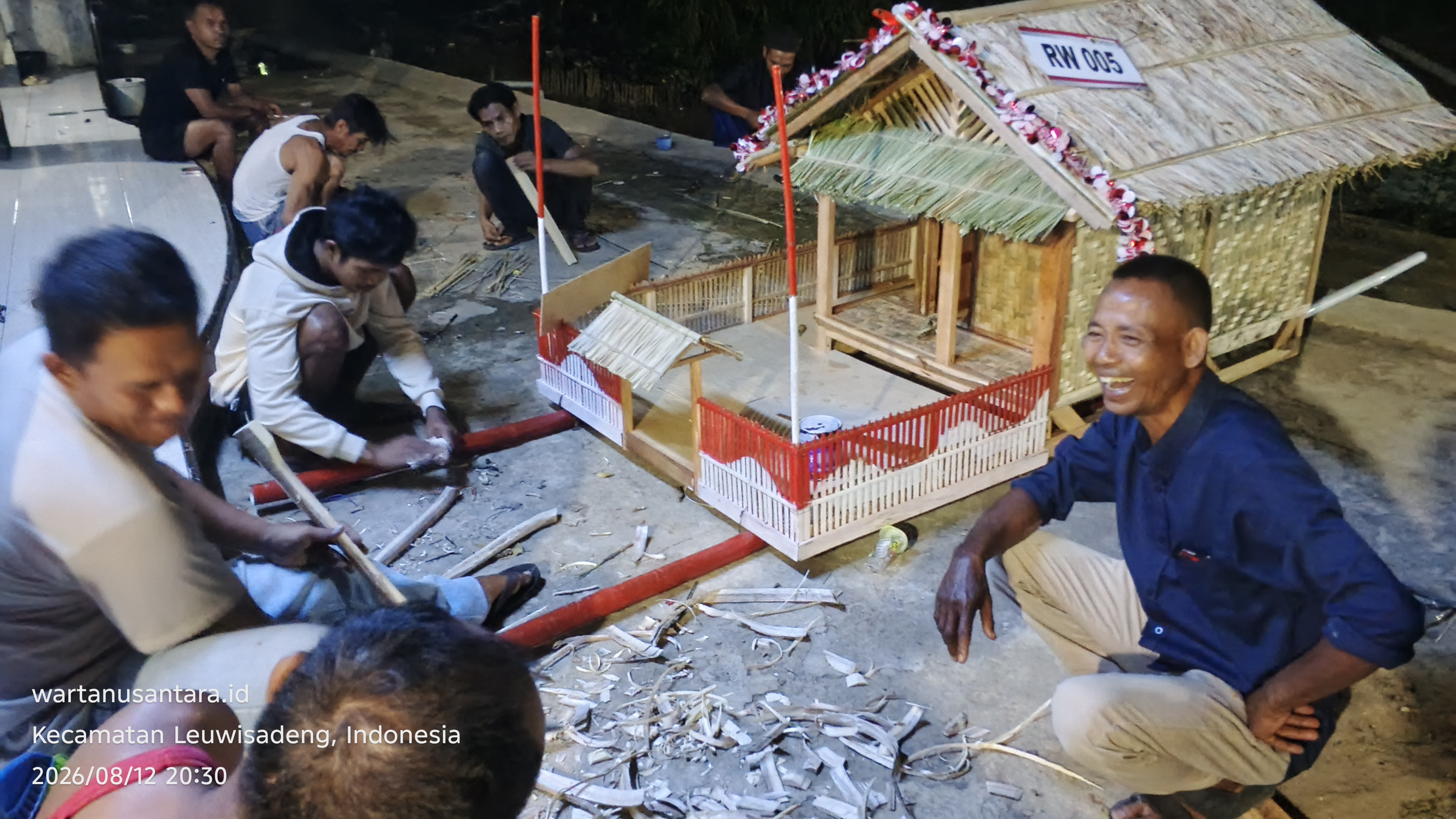 Warga RW 005 buat replika rumah panggung, meriahkan HUT RI ke 81.