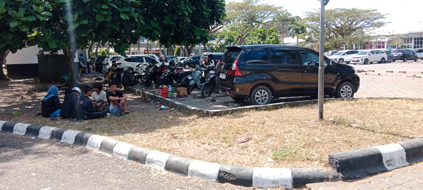 TATAKLOLA PARKIR DAN PEDAGANG, DI NILAI MELANGGAR ATURAN TATA TERTIB.